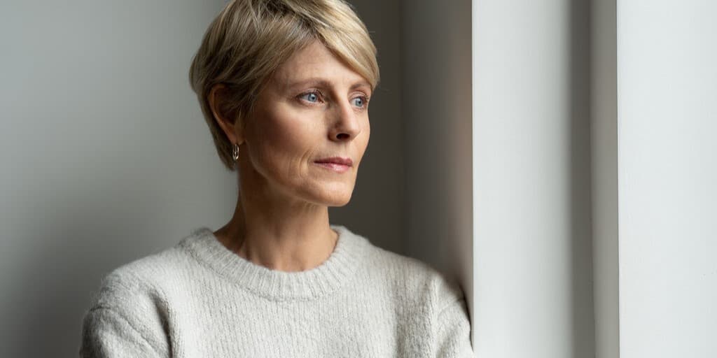 światowy dzień depresji - zdjęcie przedstawia kobietę patrzącą w okno