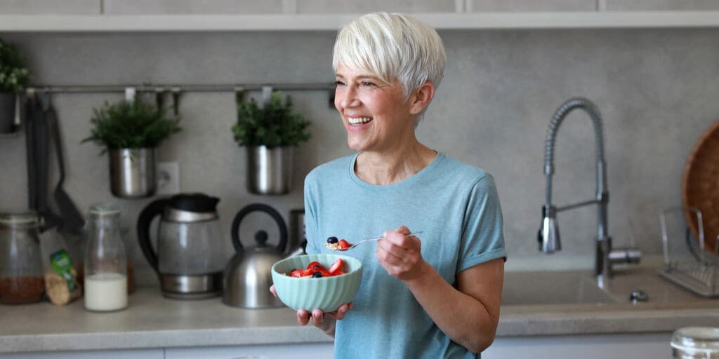 Ręka laboranta trzymająca probówki