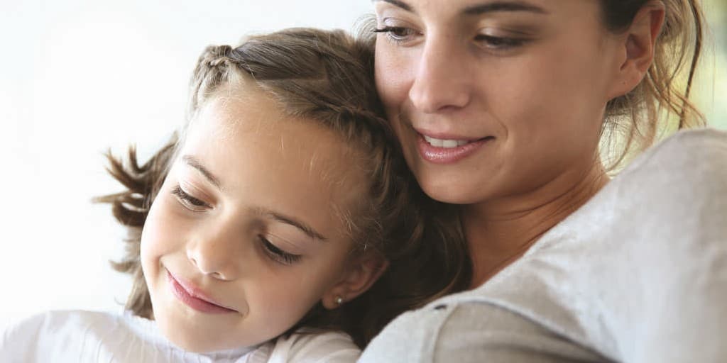 ból głowy u dziecka - dziecko z mamą